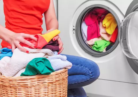Cum să speli rufele colorate ca să-şi păstreze strălucirea