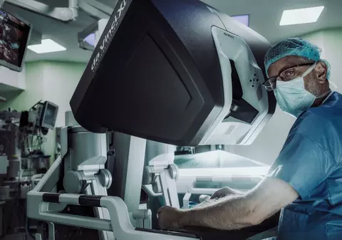 Victor Tomulescu, medic primar chirurgie generală: Testele pentru biomarkeri ajută la identificarea celor mai eficiente opțiuni de tratament în cancerul colorectal. Inovații și perspective în chirurgia cancerului colorectal în România