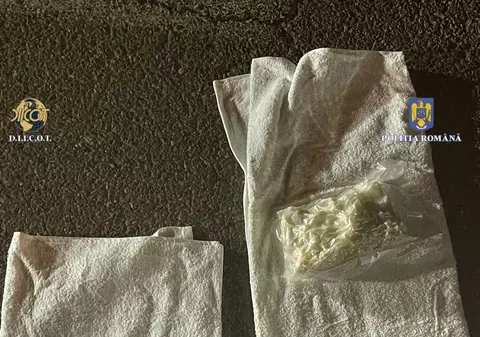 Tânăr din Vrancea prins cu două kilograme de droguri în mașină. Marfa fusese expediată din Olanda, într-un colet