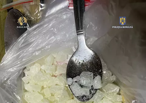 Agent de poliţie din Mureș, arestat preventiv pentru trafic şi deţinere de droguri de mare risc