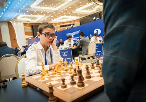 Campionul mondial la șah Magnus Carlsen, învins de un copil în vârstă de 10 ani