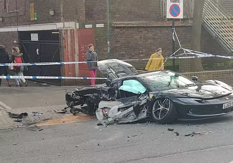 Ferrari de 300.000 de euro distrus într-un accident cu un Mercedes, pe o stradă din Londra. VIDEO