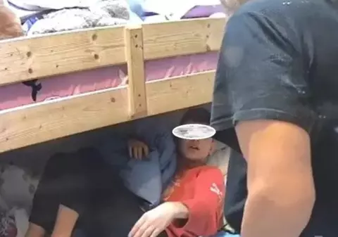 Cinci copii din Galaţi, agresaţi fizic şi psihic de bunici timp de 10 ani. „Nu ai voie să mânânci fără ştirea mea! Mânânci cât îţi dau eu!”