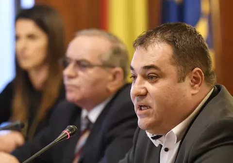USR acuză PSD și PNL că nu vor să elimine „taxa aberantă pe boală”: „Două milioane de euro s-au luat de la bolnavi într-o săptămână, iar banii finanțează sinecuri”