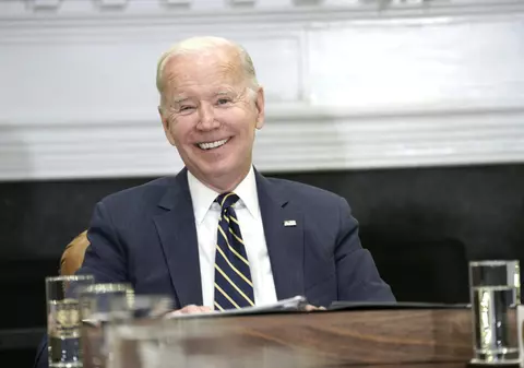 Joe Biden, atac la Donald Trump cu glume despre sănătatea mintală: „Unul este prea bătrân și incapabil mintal. Celălalt sunt eu”