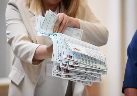 O femeie a fost condamnată la închisoare pentru că a scris „Nu războiului” pe buletinul de vot la alegerile prezidențiale din Rusia