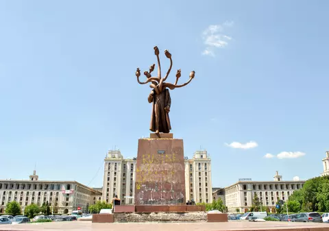 „Hidra”, statuia care a fost vandalizată la Iași, va fi scoasă la licitație. „Ideea lucrării este că s-a schimbat clasa politică doar la față”, spune autorul