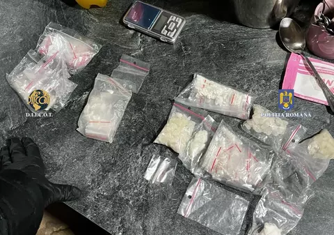 DIICOT Suceava a reținut 21 de persoane pentru trafic de droguri. Printre ei se numără și cei care furnizau „cristal” judecătoarei acuzate că oferea informații traficanților