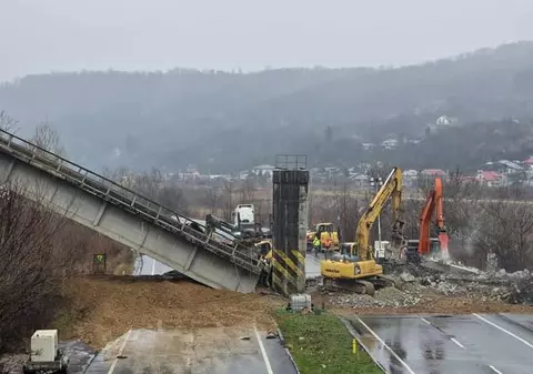 A început demolarea podului de cale ferată din Prahova. Circulația pe DN1, complet blocată cel puțin două zile | VIDEO