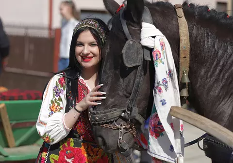 FOTO. Am asistat la sărbătoarea „Paștele Cailor”, cunoscută și sub numele de „Tudorița”. Unicul eveniment are loc în comunitatea de bulgari, din Târgoviște