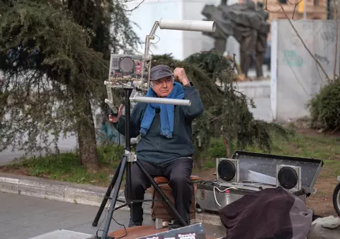 Povestea fizicianului-folkist care a vândut mii de CD-uri cu muzică cântată la teremin: „Primul sunet de fierăstrău l-a auzit pe la nouă ani”