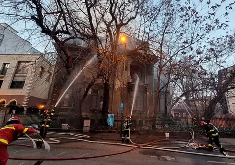 Incendiu puternic la o clădire veche din București. Pompierii au intervenit cu 8 autospeciale de stingere