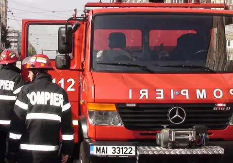 Doi fraţi, de un an şi doi ani, salvaţi de pompierii din Oradea după ce au rămas blocaţi în maşină