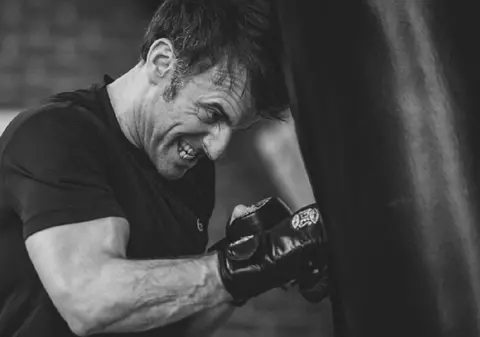 „Rocky” Macron: președintele francez, în centrul atenției după ce a fost fotografiat în sala de box. Comentariile stârnite de imagini