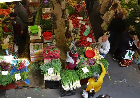 Fructele și legumele din piață, etichetate ca la supermarket | Proiect ANPC