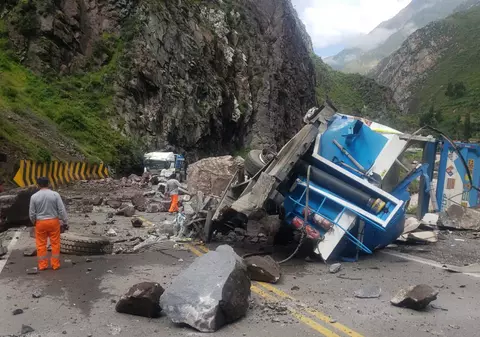 Doi șoferi de TIR au scăpat cu viață din camioanele strivite de bolovani uriași. Reacția unuia dintre ei a fost filmată. VIDEO