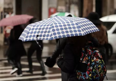 Cod galben de furtuni în aproape toată Moldova şi în zona Carpaţilor Orientali. Cum va fi vremea în București 