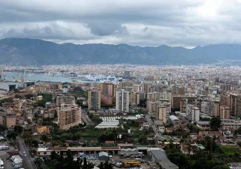 „Prădarea orașului Palermo”. Cum și-au dat mâna Mafia și politicienii corupți pentru a transforma un paradis sicilian într-o junglă de beton