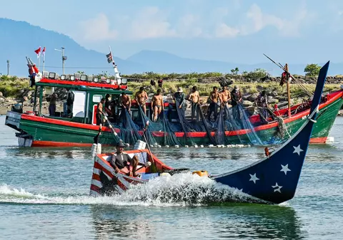 Zeci de persoane sunt date dispărute după ce o barcă s-a scufundat în Indonezia. 11 pescari au fost găsiți în viață, la trei zile după naufragiu