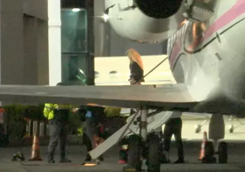 Un avion privat în care se afla și cântăreața Karol G, câștigătoare a unui premiu Grammy, a aterizat de urgență la Los Angeles  