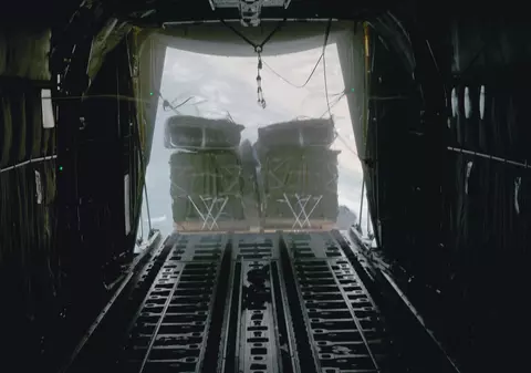 Armata americană a paraşutat ajutoare în Gaza, după ce peste 100 de palestinieni au fost ucişi în timp ce aşteptau camioanele umanitare | VIDEO