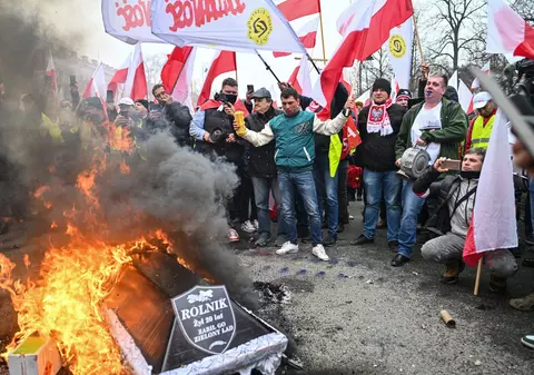 Proteste violente la Varșovia ale agricultorilor polonezi. Manifestanții au incendiat un sicriu, în fața sediului guvernului condus de Tusk | VIDEO