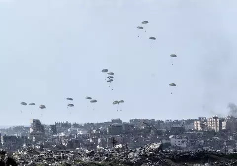 Cel puțin 5 oameni au murit în Fâșia Gaza, după ce ajutoarele umanitare parașutate din avion au căzut peste ei