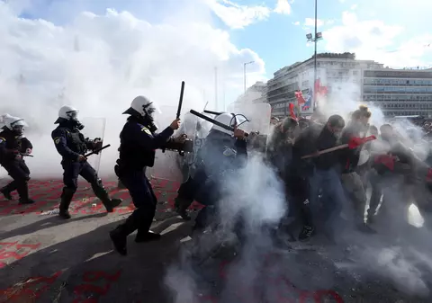 Noi ciocniri violente la Atena, între studenții greci și poliție, înaintea votului din Parlament privind înființarea universităților private străine | VIDEO