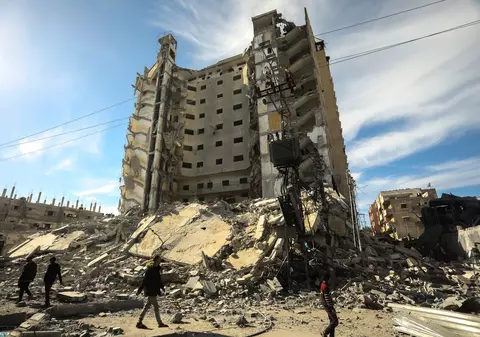 Bloc turn de locuințe din Rafah, lovit de Israel. „Oamenii s-au speriat, au fugit pe scări, unii au căzut, a fost haos”