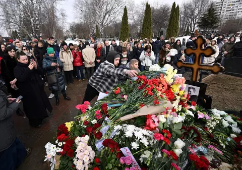 Zeci de ruşi au venit la mormântul lui Aleksei Navalnîi, pentru a-şi exprima simbolic votul pentru fostul opozant al lui Putin: „Te alegem pe tine"