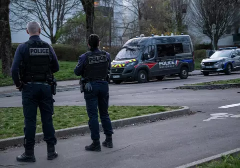 Sute de elevi de la aproximativ 40 de licee din Franţa, ameninţaţi cu decapitarea într-un e-mail. Autorul mesajului, căutat