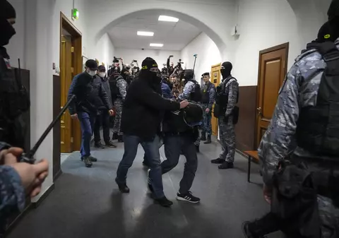 Doi suspecți în cazul atacului din Moscova, aduși la tribunal și inculpați. Amândoi au ochii învinețiți. Imagini cu ei pe banca acuzaților