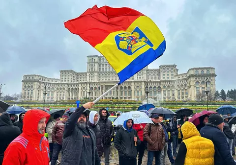 Taximetriștii continuă protestele în Piața Constituției din București. Cer în continuare fiscalizarea Uber și Bolt