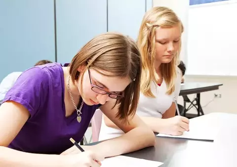 Rezultate simulare BAC 2024: Aproape 40% nu au luat nota 5 la română. Care e situația la matematică și istorie