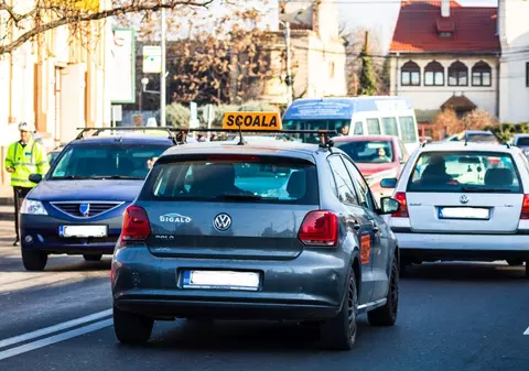 Examenul teoretic pentru permisul auto se va da oriunde în ţară. Legea, promulgată de Iohannis