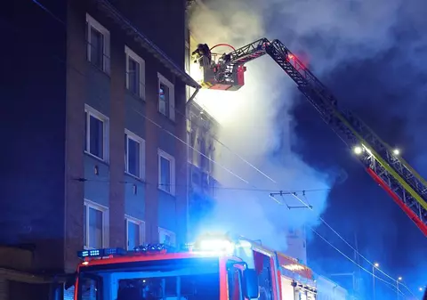 Un bărbat a sărit cu copilul în brațe de la etaj, ca să scape dintr-o casă care ardea. Trei morți și un copil mic dispărut în incendiul din Solingen