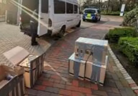 O româncă a primit în Danemarca 5 cutii cu bunuri de 21.000 de euro, să le aducă în țară, dar poliția i le-a luat, în Germania: „Cui aparțin de fapt?”