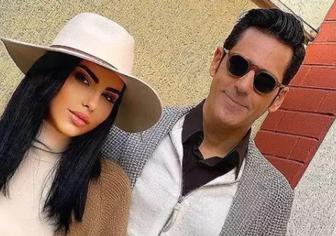 Ștefan Bănică jr., apariție rară alături de Lavinia Pîrva și băiețelul lor. Îmbrăcat în blugi mulați și sacou, artistul și-a scos familia la restaurant