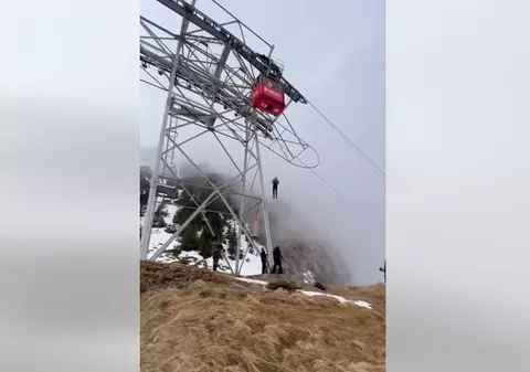 Turiști blocați în telecabina de la Bâlea Lac. Salvamontiștii i-au coborât după câteva ore cu ajutorul unor corzi. VIDEO