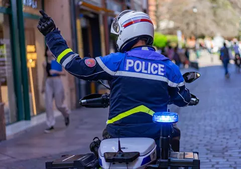O româncă goală, cu arsuri de țigări pe corp și rănită la cap, rătăcind pe străzi, în Toulouse: „Polițistul a crezut că a văzut o fantomă”