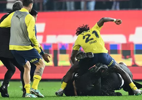 Imagini cu bătaia dintre jucătorii lui Fenerbahce și suporterii lui Trabzonspor intrați pe teren, în Turcia | VIDEO