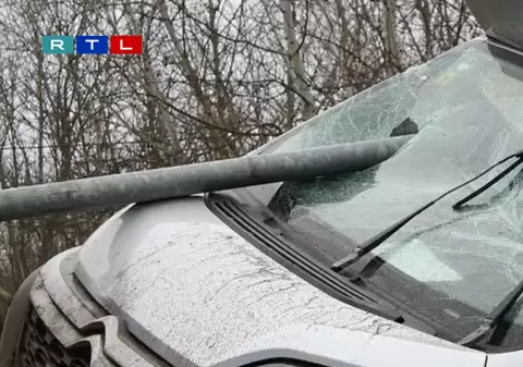 Un șofer român a scăpat miraculos cu viață, după ce o țeavă a intrat prin parbriz, pe o autostradă din Ungaria