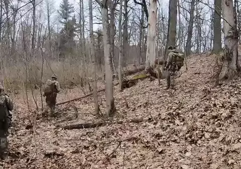 Voluntarii români care luptă în Ucraina s-au filmat când intră în Rusia: „Incomodăm inamicul. Am făcut incursiuni în satele lor de frontieră”