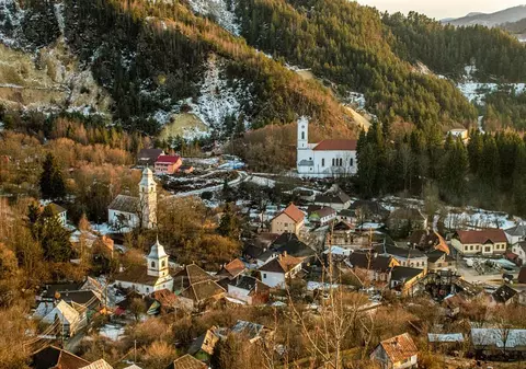 Compania care urma să exploateze aurul de la Roșia Montană, mai valoroasă cu peste 300 mil. $ la bursă, după declarațiile Guvernului. Analist economic: „Putem specula că a fost o înțelegere subterană”