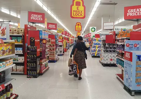 Un angajat care lucra de 19 de ani într-un supermarket britanic, concediat după ce a selectat „zero pungi folosite”, deși luase sacoșe pentru cumpărături