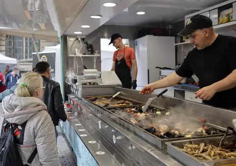 „Scumpe, dar de calitate”. Agitație la „Târgul de Florii”, din curtea Ministerului Agriculturii - FOTO