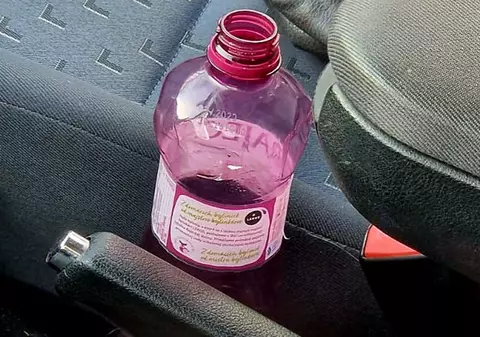O șoferiță din Cehia, depistată cu o alcoolemie-record, de 5,76 mg/l. Sticla cu whisky era lângă frâna de mână