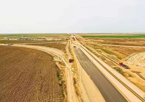 Autostrada „Moldovei” A7, filmată complet din avion. În ce stadiu sunt, de fapt, tronsoanele despre care politicienii spun că vor fi deschise anul acesta