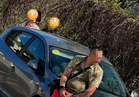 Bărbat prins în timp ce aborda eleve pentru videochat, lângă un liceu din Iaşi: avea la el droguri și era însoțit de doi câini periculoși