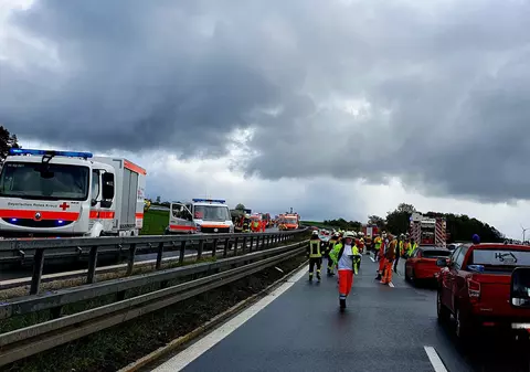 29 de mașini, implicate într-un dublu accident pe A70, în Germania. 15 oameni au fost răniți, pagube de 300.000 de euro